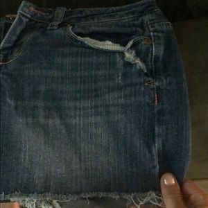 dark jean shorts. mid-rise